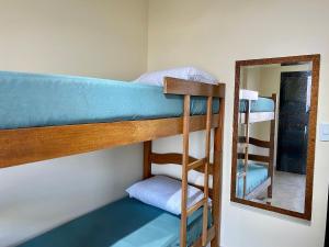 Dos literas en una habitación con espejo. en A201 - Vista Mar | 3 Quartos c/ Wifi e Churrasqueira, en Samaritá