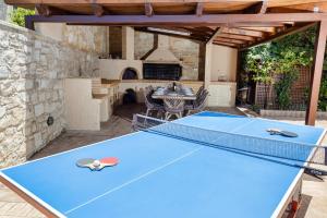 Stolní tenis v ubytování Palladio Luxury Villa With Amazing View nebo okolí