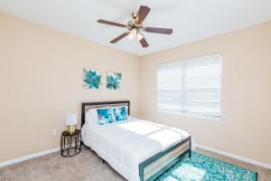 a bedroom with a bed and a ceiling fan at Luxury Apt Westheimer/Galleria in Houston