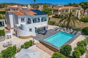 - une vue aérienne sur une maison avec une piscine dans l'établissement Villa Luxe, à Calp