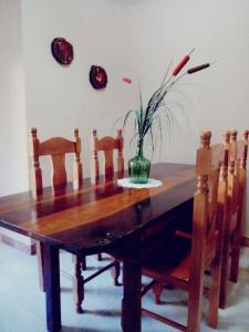 Ruang makan di apartmen