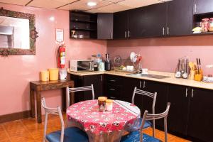Kuchyň nebo kuchyňský kout v ubytování Hostal Carlos Luis