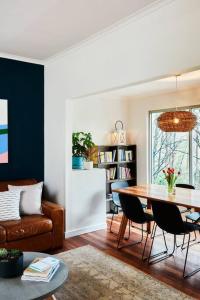 sala de estar con mesa y sofá en Mistwood - Pet Friendly, en Mount Macedon