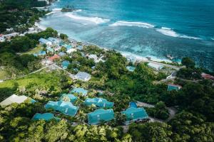 z powietrza widok na ośrodek nad oceanem w obiekcie Villas de Jardin self-catering w mieście Port Glaud