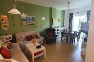 sala de estar con sofá y mesa en Acogedor chalet adosado en playas de Isla Cristina, en La Redondela