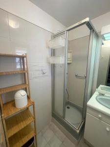 La salle de bains est pourvue d'une douche et d'un lavabo. dans l'établissement Studio Bandol 4 couchages centre ville vue mer garage, à Bandol