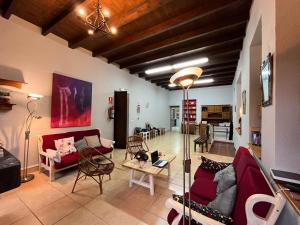 a living room with couches and chairs and a table at Sallobante Aterpetxea in Mechicas
