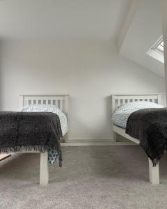 um quarto com duas camas num quarto com tecto em Number Eleven, Brixham em Brixham