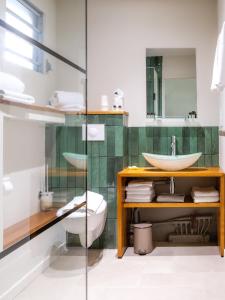 ein Bad mit einem Waschbecken und einem WC in der Unterkunft Hotel ILOMA Corail Residence in Sainte-Luce