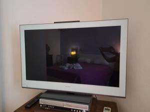 TV de pantalla plana en la parte superior de una mesa en Casa Luci d'Alba, en Monzambano