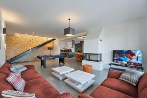 a living room with a couch and a tv at Sauvignon in Brkač
