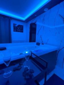 a room with a table and two wine glasses at La Suite Casa Dé lové 2.0 jacuzzi & cinema privé in Melun