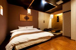 - une chambre avec un grand lit dans l'établissement HOTEL GEN 福知山店, à Kumohara