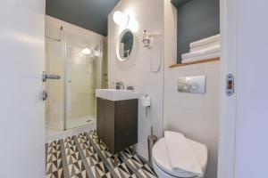 uma casa de banho com um WC, um lavatório e um chuveiro em My Place Titulescu 2 em Cluj-Napoca