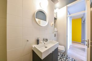クルジュ・ナポカにあるMy Place Titulescu 2のバスルーム(洗面台、鏡付)