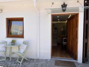 una puerta que conduce a una habitación con mesa y sillas en Casa dos meus avós -Villas - Gaia & Porto, en Vila Nova de Gaia