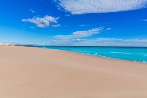 una playa de arena con el océano al fondo en Del Mar 1C - New Beach First floor One bed flat, en Puerto Sagunto