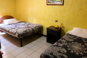 Postel nebo postele na pokoji v ubytování Hostal Carlos Luis