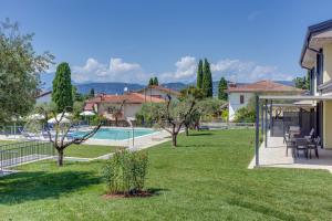 vistas a un patio con piscina en Oleandro Holiday Apartments, en Bardolino