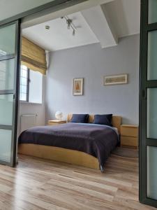 sypialnia z dużym łóżkiem i oknem w obiekcie Apartamenty „Lofty w piecowni” we Włocławku