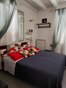 una camera con un grande letto e una finestra di House il Conte a Palermo