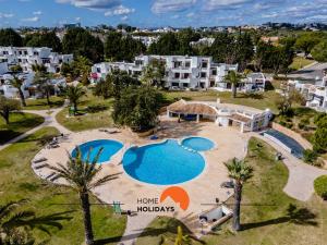 uma vista aérea de um resort com uma piscina em #122 Fully Equiped with Pools, Golf Course, Garden em Albufeira