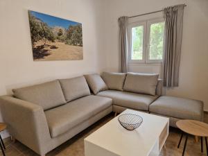 - un salon avec un canapé et une table dans l'établissement MemRo Village House, à Atsoupádhes