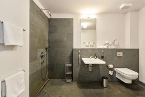 een badkamer met een wastafel, een toilet en een douche bij havelblau Ferienlofts in Brandenburg an der Havel