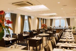 a dining room with tables and chairs and tablesktop at Hotel Carat Apart Boutique in Rosario