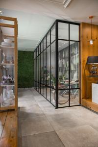 ein Esszimmer mit Glastüren und Tischen in der Unterkunft Hotel Vagabond in Riccione