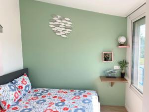 sypialnia z łóżkiem i oknem w obiekcie Le MonMon des Minimes w La Rochelle