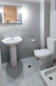 ein Badezimmer mit einem weißen WC und einem Waschbecken in der Unterkunft ΠΕΡΣΕΦΟΝΗ in Kamena Vourla