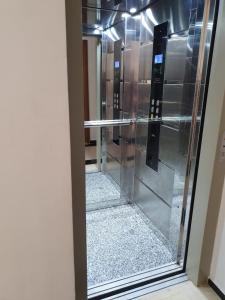 a glass door leading into a room with a closet at Appartement standing in Martil
