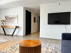 un soggiorno con divano e TV a parete di Luna Taghazout - Duplex Luxe - 4 Px a Taghazout