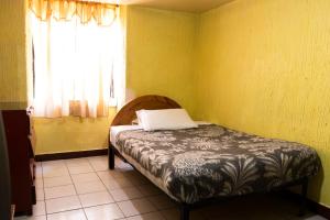 Postel nebo postele na pokoji v ubytování Hostal Carlos Luis