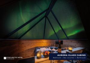 un verre aurora avec une table et des verres à vin dans l'établissement Star Arctic Hotel, à Saariselka