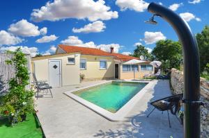 basen przed domem w obiekcie House Kacana 2163 w mieście Vodnjan