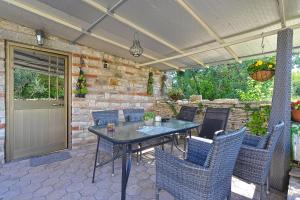 Patio lub wspólna przestrzeń na świeżym powietrzu w obiekcie House Kacana 2163