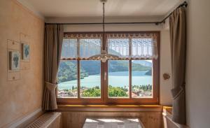 ein Fenster mit Seeblick in der Unterkunft Villa la Dama del Lago in Molveno