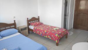 sypialnia z 2 łóżkami i drzwiami w obiekcie Maki Apartmani w Ulcinju
