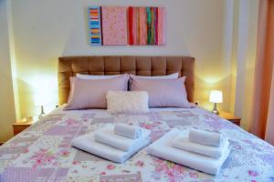 ein Schlafzimmer mit einem Bett mit zwei Kissen darauf in der Unterkunft City apartment 17 in Athen