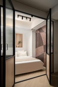 - une chambre avec un lit et une porte en verre dans l'établissement North by Urbanesq Cortina E, à Voluntari