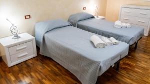 2 camas individuais num quarto com pisos em madeira em Villa Pina - Relaxing view & BBQ em Sulzano
