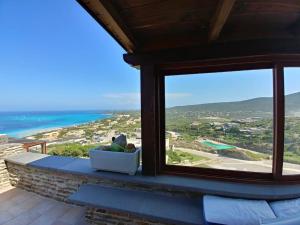 - Balcón con vistas al océano en Panoramic villa on top of Capo Falcone en Stintino