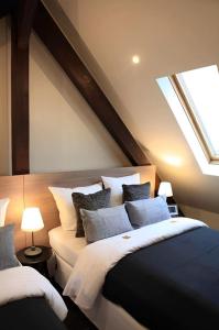 um quarto com 2 camas e uma clarabóia em Sleephotels em Hamburgo