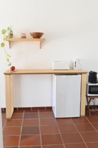 uma mesa numa cozinha com bancada em Ericeira Living na Ericeira