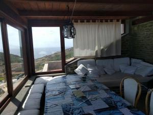 sala de estar con sofá y mesa en Panoramic villa on top of Capo Falcone en Stintino