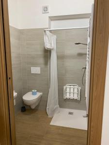 łazienka z toaletą i prysznicem w obiekcie Rifugio Pian dei Ciclamini w mieście Lusevera