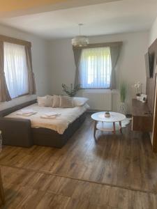 een slaapkamer met een bed en een tafel. bij House Flora in Rastovača