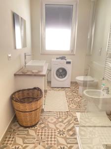 een badkamer met een wasmachine, een wasmachine en een droger bij DONNA PETRONILLA SOUTHERN HOUSE in Pianopoli
